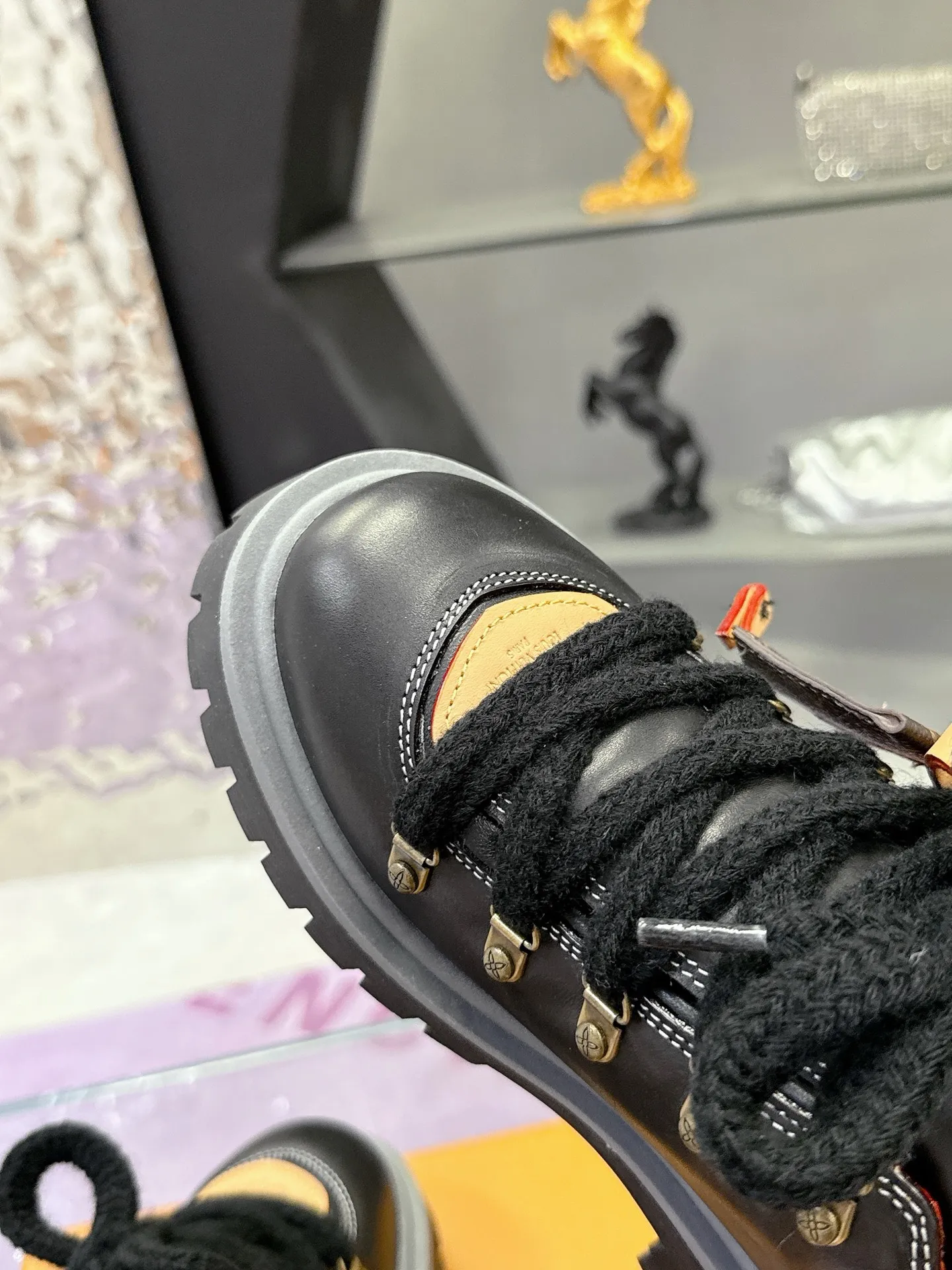 Factory price: 700💰 LV | Louis Vuitton 🧡💚2025 autumn and winter new style, top version ⚠️ The counter features the latest LV REMIX lace-up mountaineering derby shoes, new hard goods 🆕 ❥BS purchasing level! Full of high-end feel! A popular model among bloggers at home and abroad, it’s retro and fashionable, and looks stunning on your feet! Mainly recommended model on the official website★ ▪️Upper: top-quality first-layer cowhide ▪️Inner lining: imported sheepskin ▪️Outsole: original molded T men's shoes 💰U anti-slip outsole ▪️Sole height: 3.5cm ▪️Shoe size: Female 35-41 (41 customized, non-refundable) Male 39-45 (46 customized, non-refundable)